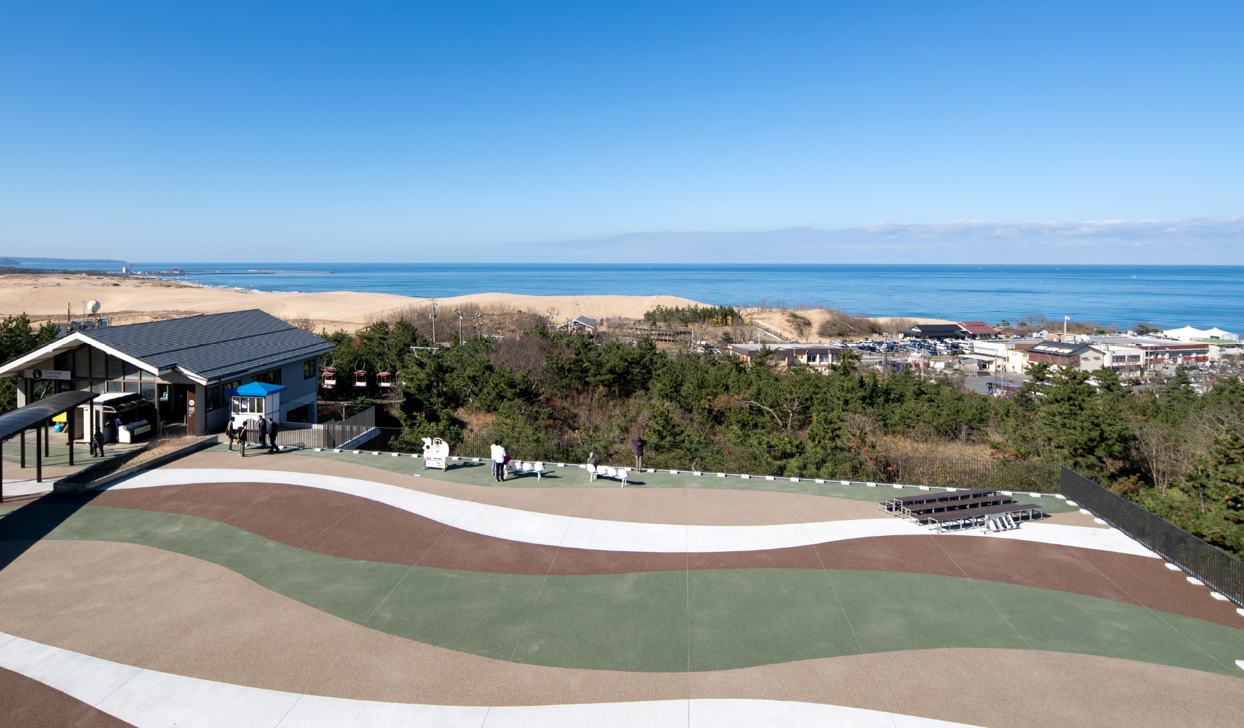 砂丘と日本海を見渡せるテラス